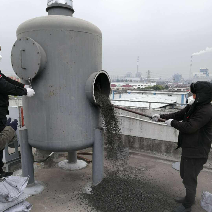 顆粒活性炭更換現場